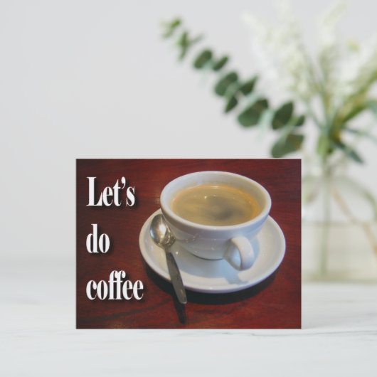 Carte Postale Café sur table en bois (Debout devant)