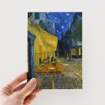 Carte Postale Café Terrasse en soirée | Vincent van Gogh<br><div class="desc">Cafe Terrace at Night (1888) de Vincent van Gogh est une représentation lumineuse et emblématique d'un café extérieur à Arles, en France, sous un ciel étoilé. Le jaune vif du café contraste magnifiquement avec le bleu profond de la nuit, créant une ambiance chaleureuse et accueillante. Les coups de pinceau expressifs...</div>