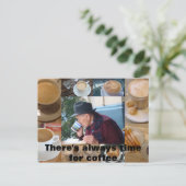 Carte Postale Café Time, Il y a toujours du temps pour le café (Debout devant)