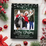 Carte Postale Calliage amusant Noël Vert Lumières bois<br><div class="desc">Script de calligraphie moderne Joyeux Noël Famille Photo Holiday Carte Postale - Rustique Pays Vert Bois avec lumières à cordes</div>