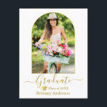 Carte Postale Calligraphie Arc moderne Photo Casquette d'or Grad<br><div class="desc">Cadre photo Arc moderne - Script de calligraphie tendance - Faire-part de graduation photo Carte postale - Arrière - plan blanc avec texte or - Bouchon de graduation or</div>