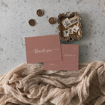 Carte Postale Calligraphie minimaliste Merci en terre cuite<br><div class="desc">Cette carte postale minimaliste en terre cuite remerciée est parfaite pour un mariage rustique. Le design sobre et élégant est caractérisé par une typographie classique et sophistiquée. Customisez le dos de la carte postale, y compris vos noms, votre adresse de retour et un message de remerciement. Ou, laissez la section...</div>