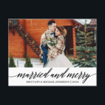 Carte Postale Calligraphie moderne Marié et Joyeux Mariage Photo<br><div class="desc">Élégante Calligraphie moderne Script Mariage Photo Marié et Joyeux Noël Carte postale</div>