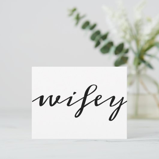 Carte Postale Calligraphie moderne noir script Wifey (Debout devant)