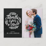 Carte Postale Calligraphie rustique Wreath Chalkboard Mariage Ph<br><div class="desc">Remerciez votre famille et vos amis avec ce mariage photo rustique merci carte postale avec lettrage à main blanche sur arrière - plan faux tableau. Customisez cette carte postale en ajoutant votre propre photo et vos détails.</div>