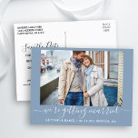 Carte Postale Calligraphie Se Marier Bleu Enregistrer La Date<br><div class="desc">Calligraphie moderne tendance Script Couple Photo Nous nous marions Enregistrer la date Fiançailles Carte postale - Dusty Blue</div>