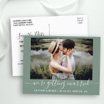 Carte Postale Calligraphie Se Marier Vert Sauver La Date<br><div class="desc">Calligraphie moderne tendance Script Couple Photo Nous nous marions Enregistrer la date Fiançailles Carte postale - Sage Green</div>