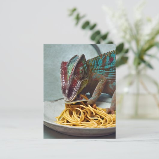 Carte Postale Caméléon mangeant des spaghetti (Debout devant)