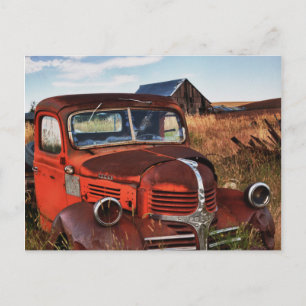 Carte Postale Camion Dodge orange rouillé avec ferme abandonnée