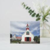 Carte Postale Canada, Québec, Tadoussac. Petite Chapelle, (Debout devant)