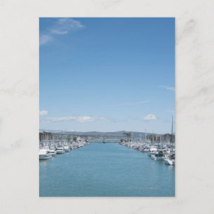 Carte Postale canal dans le port par jour ensoleillé avec ciel b
