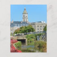 Canal et église à Vannes en France