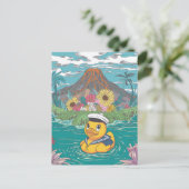 Carte Postale Canard en caoutchouc devant un volcan (Debout devant)