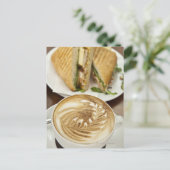 Carte Postale Cappuccino et déjeuner panini (Debout devant)