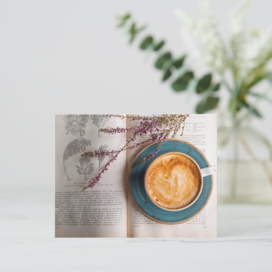 Carte Postale Cappuccino et livre à fleurs (Debout devant)