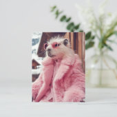 Carte Postale Capybara élégant en fourrure rose et lunettes de s (Debout devant)