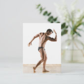 Carte Postale Carrossier masculin fléchissant et posant 2 (Debout devant)