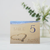 Carte Postale Cartes, nom et date de la table Heart in Sand (Debout devant)