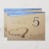 Carte Postale Cartes, nom et date de la table Heart in Sand (Devant / Derrière)