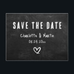 Carte Postale Carton Rustique Chalkboard Mariage Enregistrer La<br><div class="desc">Mariage artisanal rustique avec tableau noir enregistrer les cartes postales datées avec un arrière - plan noir avec les détails mariages et un coeur mignon.</div>