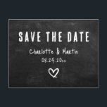 Carte Postale Carton Rustique Chalkboard Mariage Enregistrer La<br><div class="desc">Mariage artisanal rustique avec tableau noir enregistrer les cartes postales datées avec un arrière - plan noir avec les détails mariages et un coeur mignon.</div>