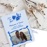 Carte Postale Cartouche de coeur Initiales photo personnalisées<br><div class="desc">Customisez ce mariage sucré enregistrer la date carte postale avec vos détails. Cliquez sur "personnaliser" pour ajouter votre propre texte, ajouter des initiales au casier, et votre propre photo 4x6". N'oubliez pas d'ajouter votre adresse de retour au verso, ou de supprimer si vous préférez. Vous pouvez tout changer depuis les...</div>