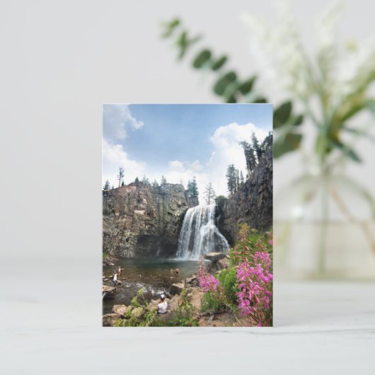 Carte Postale Cascade de Rainbow Falls - Devils Postpile - Sierr (Debout devant)