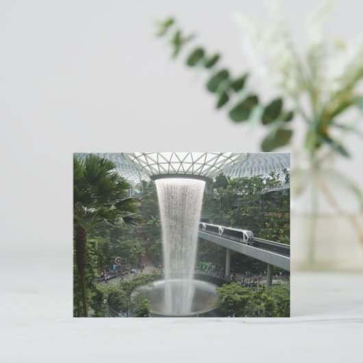 Carte Postale Cascade intérieure à Singapour (Debout devant)