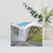 Carte Postale Cascade Skogafoss - Village Skogar, Islande (Debout devant)