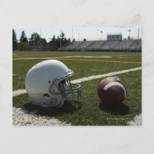 Carte Postale Casque de football et football sur le terrain de f