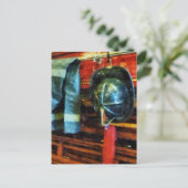 Carte Postale Casque et veste de pompier (Debout devant)