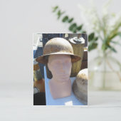 Carte Postale Casque rouillé (Debout devant)