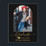 Carte Postale Casquette Arch Gold moderne Calligraphie Photo Gra<br><div class="desc">Cadre photo Arc moderne - Script de calligraphie tendance - Faire-part de graduation de photo carte postale - Arrière - plan noir avec texte or - Bouchon de graduation d'or</div>