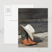 Carte Postale Casquette Cowboy sur bottes de cowboy devant un ca (Devant / Derrière)