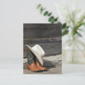 Carte Postale Casquette Cowboy sur bottes de cowboy devant un ca (Debout devant)