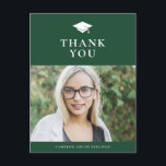 Carte Postale Casquette de deuxième cycle Classic Green Graduati<br><div class="desc">Envoyez des remerciements à votre famille et à vos amis pour leur amour, cadeaux et messages avec cette carte postale de remerciement personnalisable. Il présente un casquette diplômé et la typographie classique sur un arrière - plan vert. Personnalisez ce carte de remerciements vert en ajoutant votre photo, votre nom et...</div>