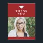 Carte Postale Casquette de grade classique Red Graduation Merci<br><div class="desc">Envoyez des remerciements à votre famille et à vos amis pour leur amour, cadeaux et messages avec cette carte postale de remerciement personnalisable. Il présente un casquette diplômé et la typographie classique sur un arrière - plan rouge. Personnalisez ce carte de remerciements rouge en ajoutant votre photo, votre nom et...</div>