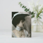 Carte Postale Casquette de plume et choker de dentelle (Debout devant)