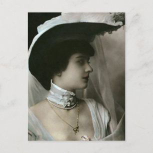 Carte Postale Casquette de plume et choker de dentelle
