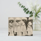 Carte Postale Casquettes et pétticoates (Debout devant)