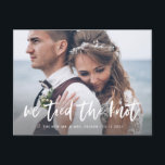 Carte Postale Casual Script | Photo Elopement Faire-part<br><div class="desc">Cette carte postale simple et moderne de l'élévation mariage comporte une photo mariage personnelle sur le devant, avec les mots "nous avons attaché le noeud" en écriture décontractée et blanche manuscrite. Le verso de la carte offre la possibilité d'élaborer sur vos détails d'aménagement ou de fournir des détails pour une...</div>