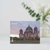Carte Postale Cathédrale de Berlin avec tour de télévision et Lu (Debout devant)