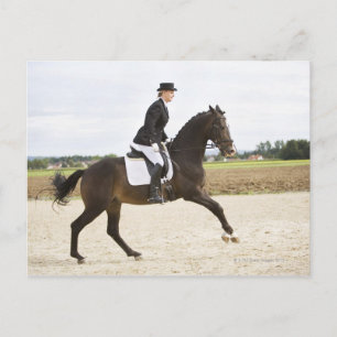 Carte Postale cavalier féminin exerçant 2