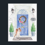 Carte postale Cavalier King Charles Moving<br><div class="desc">Annoncez votre nouvelle adresse avec notre faire-part élégante avec un Cavalier King Charles Spaniel,  porte d'entrée bleue,  tapis de bienvenue,  ardoise,  topiaires et une couronne fleurie posée sur un arrière - plan en brique grise.</div>