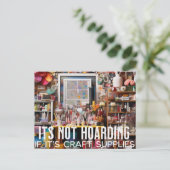 Carte Postale Ce n'est pas de l'hébergement - Fournitures d'arti (Debout devant)