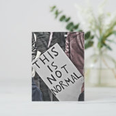 Carte Postale Ce n'est pas normal (Debout devant)