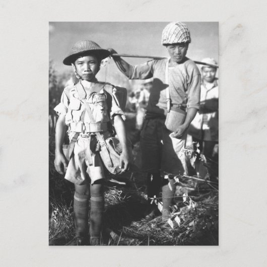 Carte Postale Ce soldat chinois, avec un lourd paquet_Image de g (Devant)