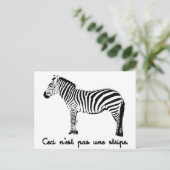 Carte Postale Ceci n'est pas une Stripe (Debout devant)