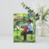 Carte Postale Cellist dans le jardin (Debout devant)