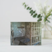Carte Postale cellule de prison abandonnée (Debout devant)